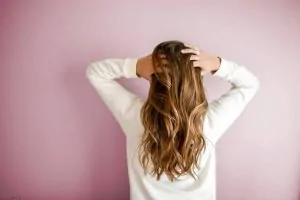 Colorazioni delicate e luminose: il segreto per capelli sani e look naturali