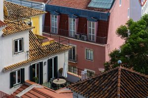 Vivere gli spazi esterni tutto l’anno: come stanno cambiando terrazzi e giardini
